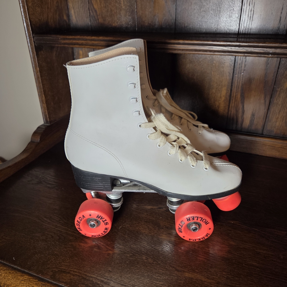 Classic White Roller Skates with Red Wheels - Picture 2 of 16